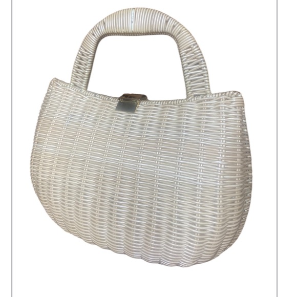 Elegant White Woven Handbag
Cottagecore coquette coastal grandmacore - Picture 5 of 5